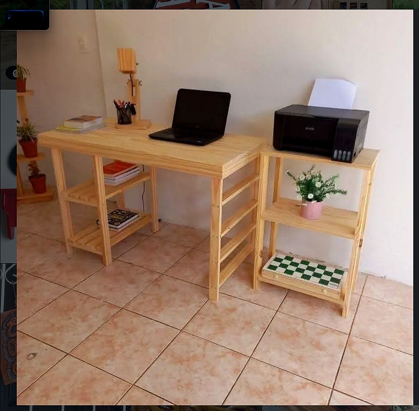 Escrivaninha em madeira